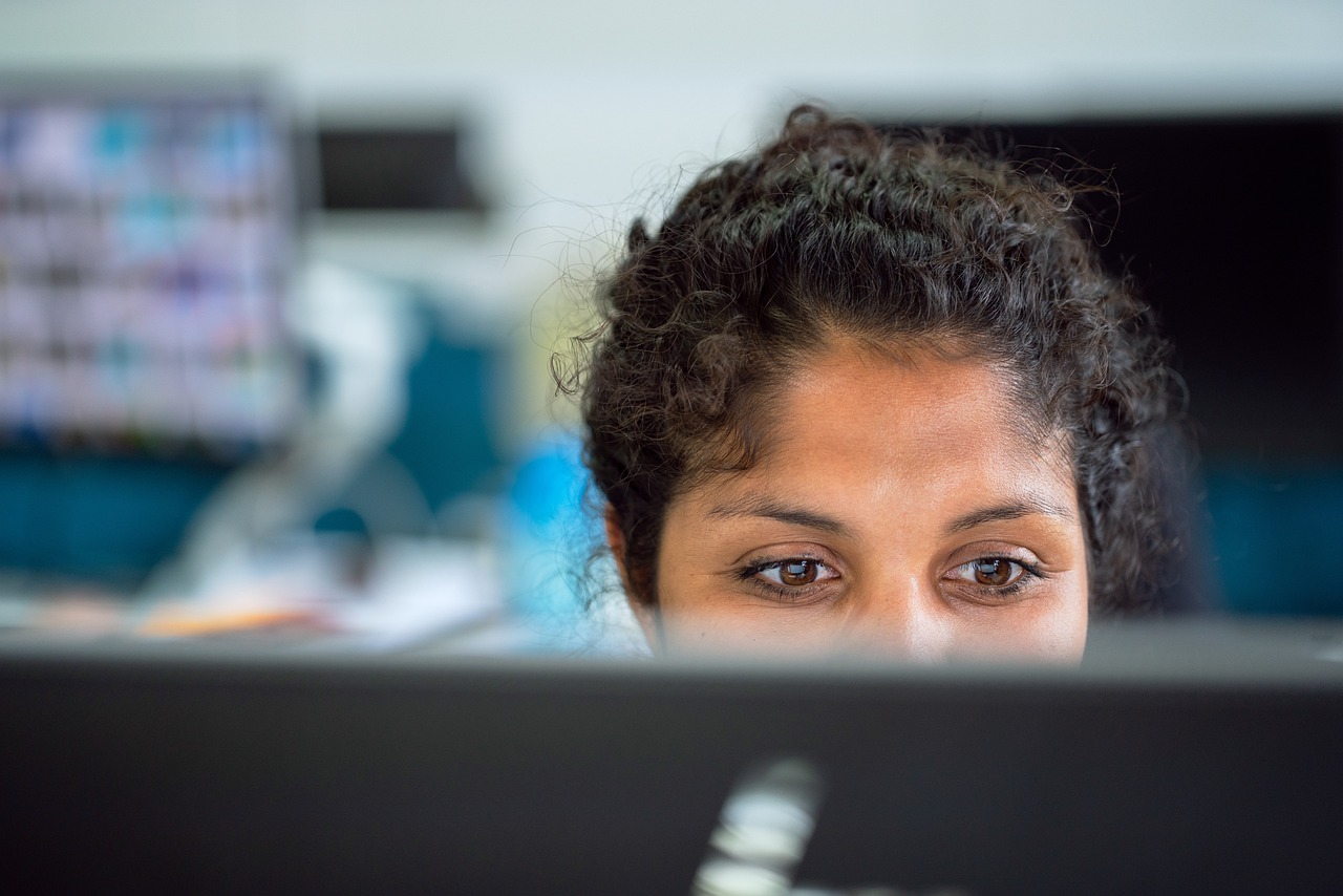 Une femme regardant un écran d'ordinateur